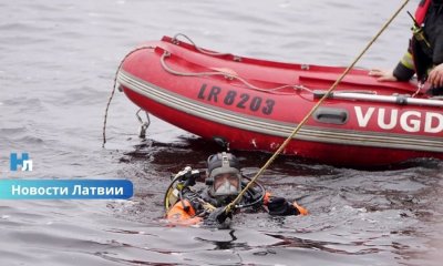 ВИДЕО: в Даугаву с Железнодорожного моста упал сотрудник железной дороги — поиски продолжались несколько часов