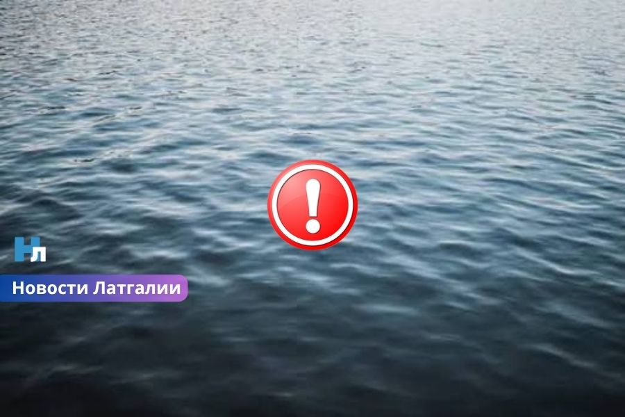 Трагедия в Латгалии: человек погиб после того, как трактор оказался в пруду.
