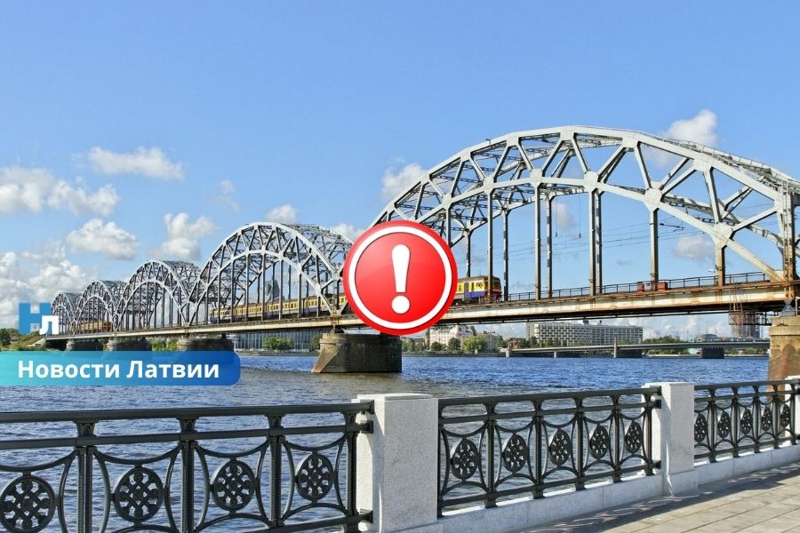 Трагедия в Риге: найден сотрудник железной дороги, упавший с Железнодорожного моста в Даугаву.