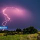 Погода резко изменится: с воскресенья в Латвию придут похолодание, ливни и грозы.