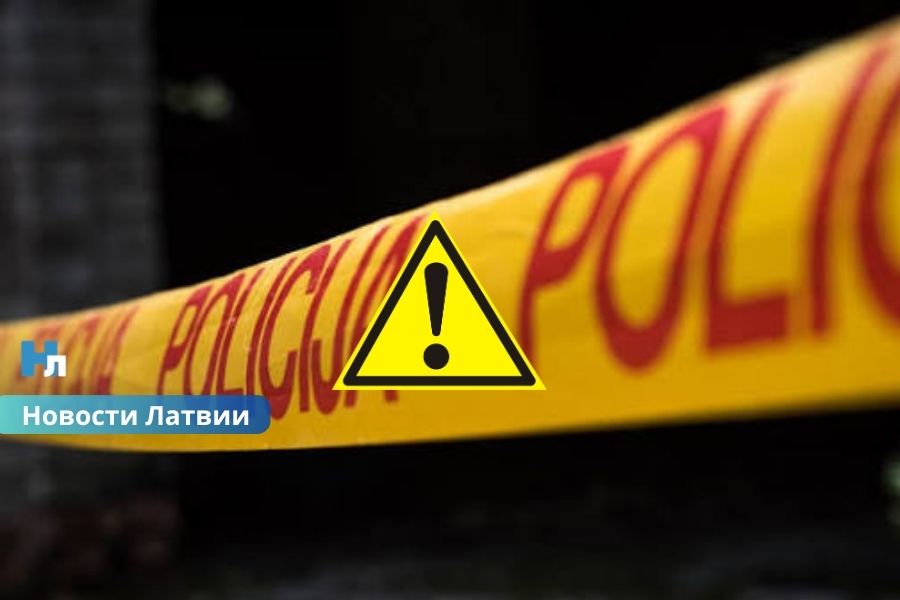 В Елгаве во время реконструкции улицы нашли боевой снаряд: движение перекрыто.