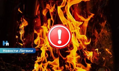 ВИДЕО ⟩ Ночной пожар в Смилтенском крае: семья успела спастись из горящего дома, 17-летняя девушка госпитализирована.