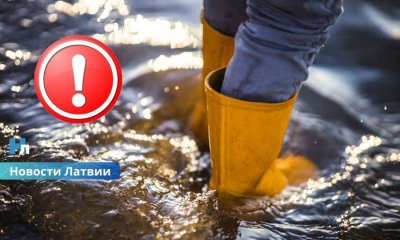 ВИДЕО: Мощные ливни затопили дороги в Талсинском крае — вода вышла из берегов и разрушила инфраструктуру.