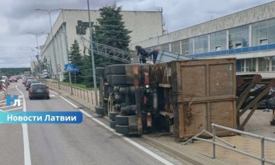ДТП у Рижской ГЭС: большегруз съехал с дороги и опрокинулся.