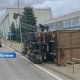 ДТП у Рижской ГЭС: большегруз съехал с дороги и опрокинулся.