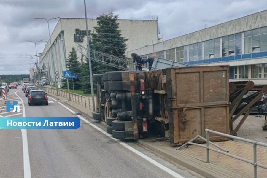ДТП у Рижской ГЭС: большегруз съехал с дороги и опрокинулся.