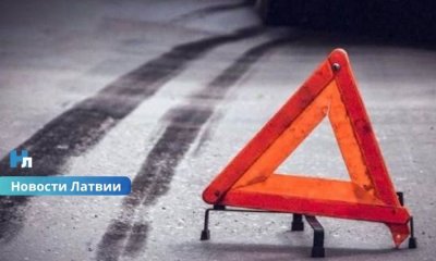 Не справился с управлением: водитель BMW вылетел на тротуар у Валдлаучи и снес ограждение.