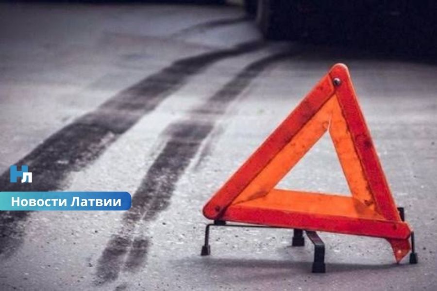 Не справился с управлением: водитель BMW вылетел на тротуар у Валдлаучи и снес ограждение.
