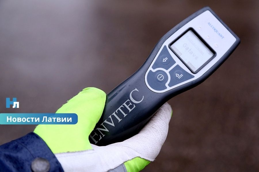 4,25 промилле за рулем: в Огре пьяный водитель протаранил столб и лишился автомобиля.