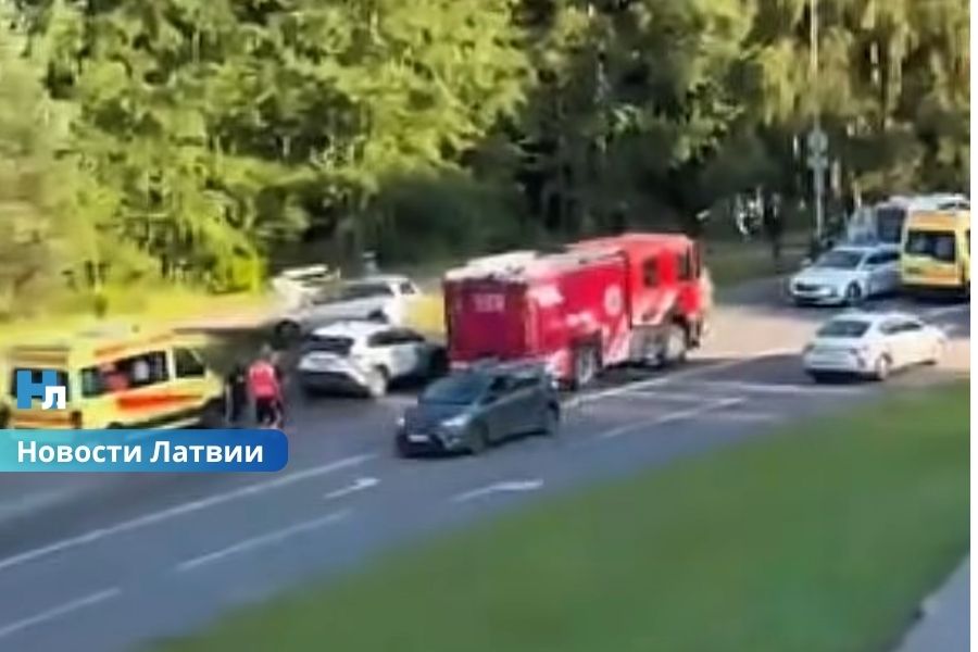 Агрессивный водитель устроил погоню и два ДТП в Риге: чем закончилась попытка скрыться от полиции.