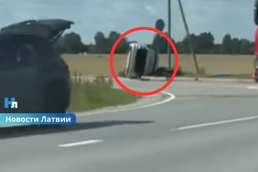 ВИДЕО ⟩ Смертельное ДТП на дороге Елгава — Тукумс: после столкновения с автомобилем погиб мотоциклист.