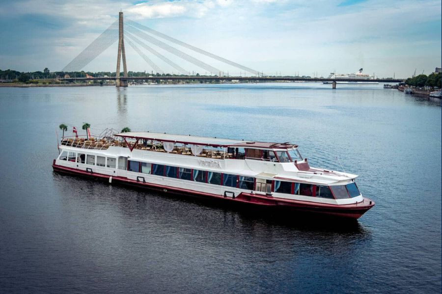 водный транспорт в Риге, новые причалы в Риге, пассажирские кораблики по Даугаве, маршрут Болдерая — Вецмилгравис, водное сообщение в Риге, набережная 11 Ноября, ремонт Вантового моста, общественный транспорт Риги, билет на водный транспорт, развитие транспорта в Риге, Рижская дума, плавучие причалы