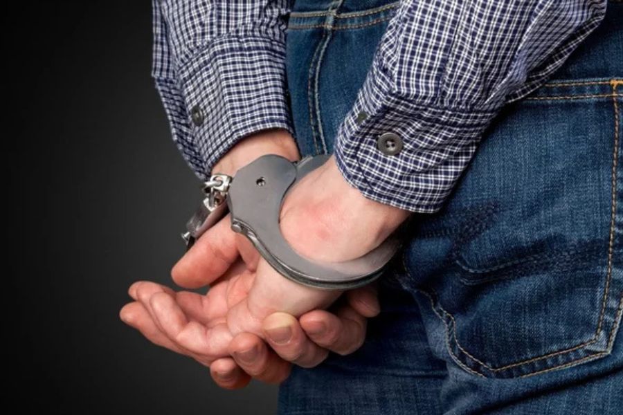 Задержание в Латвии после пожара в Таллине: следствие проверяет версию диверсии на оборонном предприятии.