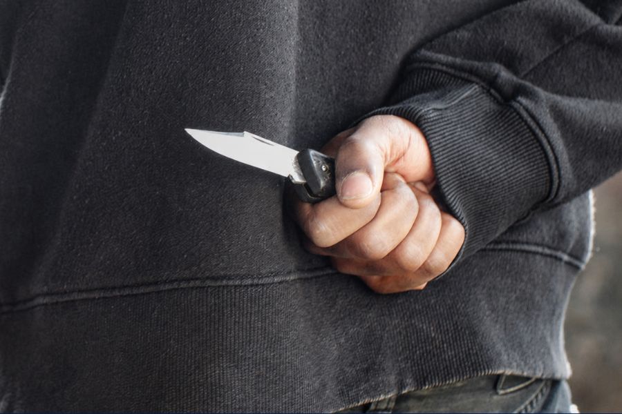 Нож в руках и попытка побега: в Резекне полиция задержала пьяного подростка.