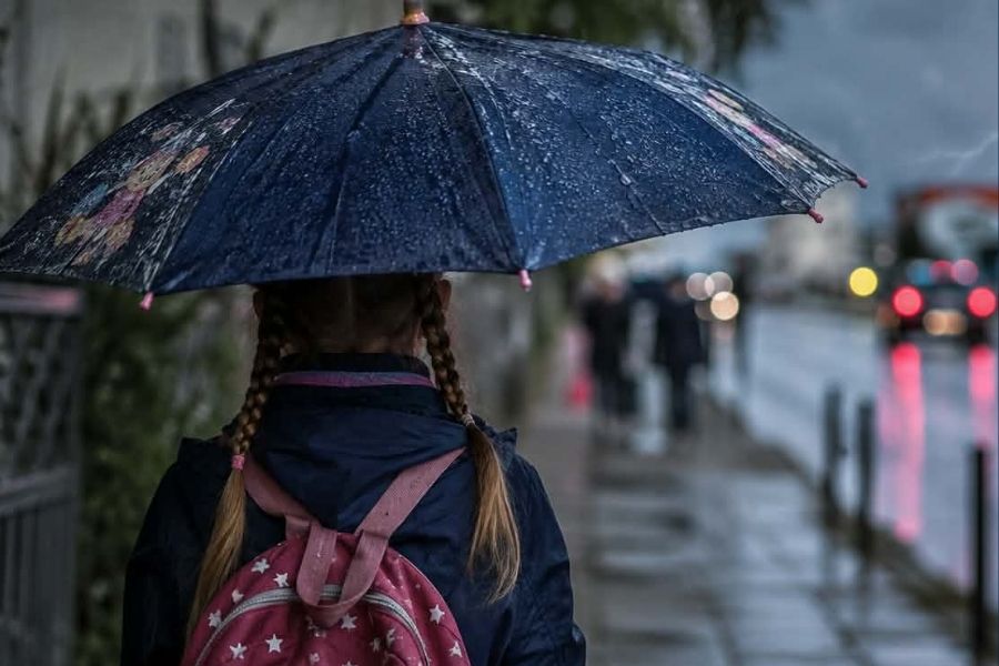 День знаний под дождем: 1 сентября Латвию накроют грозовые ливни.