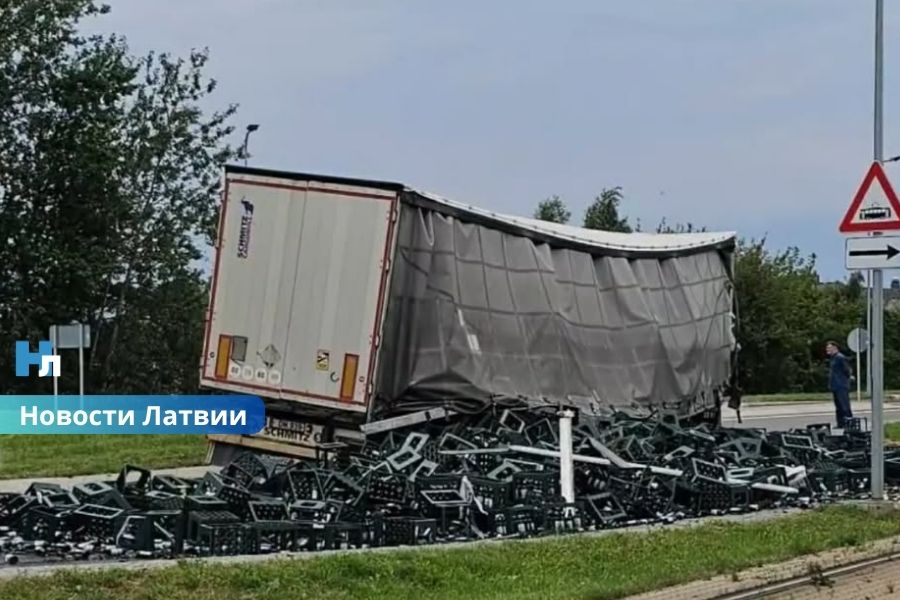 Рига, Tvaika iela, улица Твайка, ДТП в Риге, грузовик в Риге, грузовой автомобиль, ящики с пивом, бутылки пива, груз высыпался на дорогу, движение в Риге, затруднено движение, происшествие в Риге, дорожная ситуация в Риге.