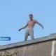 нападение в Екабпилсе, семейное насилие в Латвии, насилие над женщиной, насилие над детьми, задержание в Екабпилсе, Государственная полиция Латвии, временная защита от насилия, уголовный процесс, незаконное проникновение в жилище, угроза убийством, применение электрошока, происшествия в Екабпилсе, новости Латвии. В Екабпилсе мужчина проник в квартиру через балкон и напал на супругу при детях.