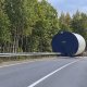 На трассе Рига — Вентспилс упал крупный груз: уборка может затянуться.