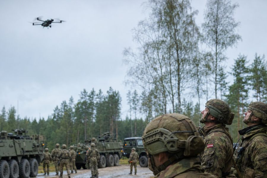 Учения Namejs 2026, военные учения в Латвии, учения НАТО в Латвии, Национальные вооружённые силы Латвии, 12 000 военнослужащих, военные учения Namejs, полёты дронов в Латвии, беспилотники в приграничье, противодронная оборона, восточная граница Латвии, Земессардзе, военнослужащие НАТО, армия Латвии, государственная оборона Латвии, военная техника в Латвии.