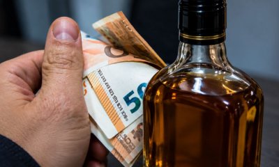 взятка в Валмиерском крае, KNAB, подкуп чиновника, 1000 евро и бутылка алкоголя, аренда муниципальных помещений, Валмиерское самоуправление, уголовный процесс, дело передано прокуратуре.