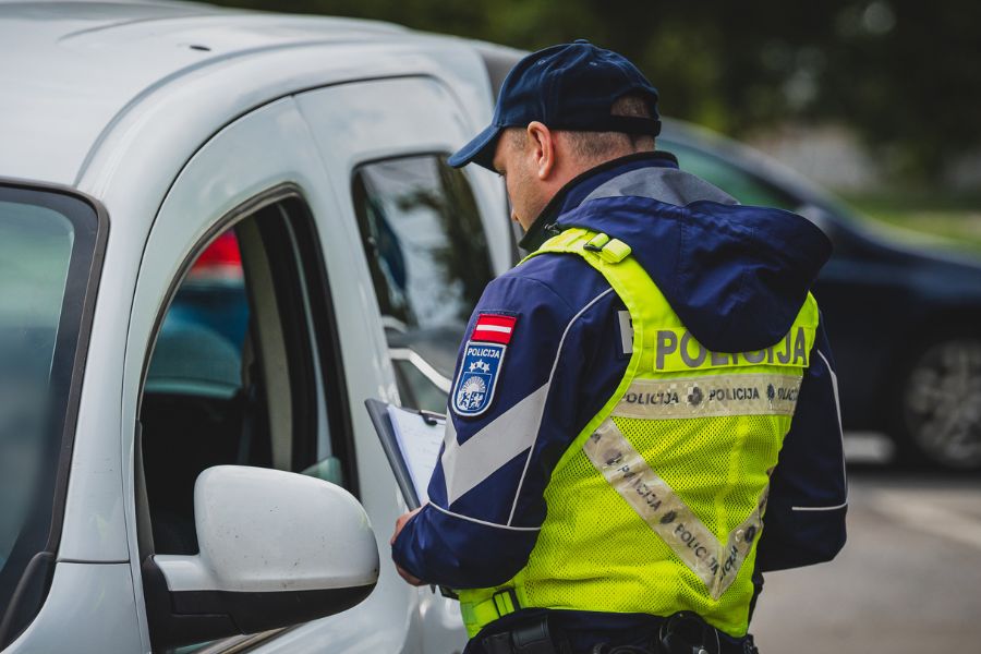 ROADPOL Латвия, Дни безопасности ROADPOL, усиленный контроль на дорогах, полиция Латвии, безопасность дорожного движения, проверки с 16 по 22 сентября, ремни безопасности, детские автокресла, соблюдение скорости, безопасность пешеходов, электросамокаты.