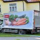 В Риге грузовик Rimi снёс столб и врезался в забор: водителю было запрещено садиться за руль