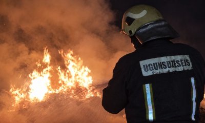 Более 20 пожарных и шесть автоцистерн: в Айзкраукльском крае тушат сотни рулонов сена.