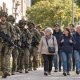 В Риге идут учения по эвакуации населения в рамках Namejs 2026. Где расположен учебный центр, какие мероприятия проходят и когда завершатся учения. Ключевые слова: учения в Риге, эвакуация населения Рига, Namejs 2026, учебный эвакуационный центр, школа Аркадия, военная техника в Риге, учения в Болдерае.