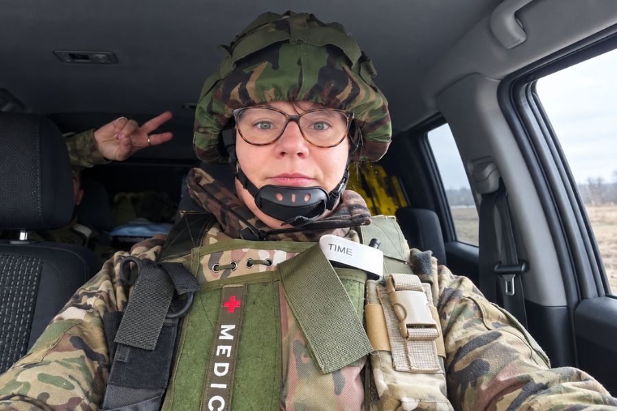Латвийский боевой медик Сармите Цируле пострадала при ударе по Славянску. Она рассказала о травмах и намерении вернуться после восстановления. Ключевые слова: Сармите Цируле, латвийский медик в Украине, ранение Сармите Цируле, удар по Славянску, российская атака на Славянск, боевой медик, помощь украинским военным, Латвия и Украина.