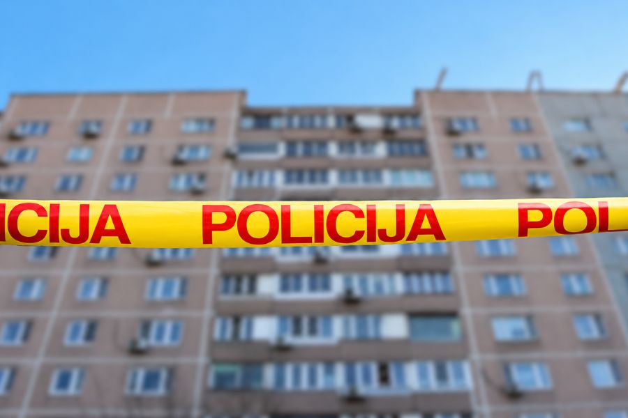 Следы крови привели к квартире: в Риге задержали родственника найденной у дома убитой женщины.