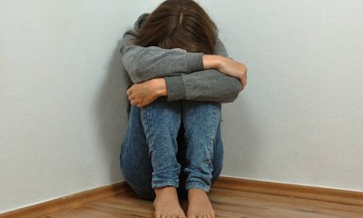 Мать подозревают в продаже запрещённых материалов с собственным ребёнком: в Латвии арестованы двое.