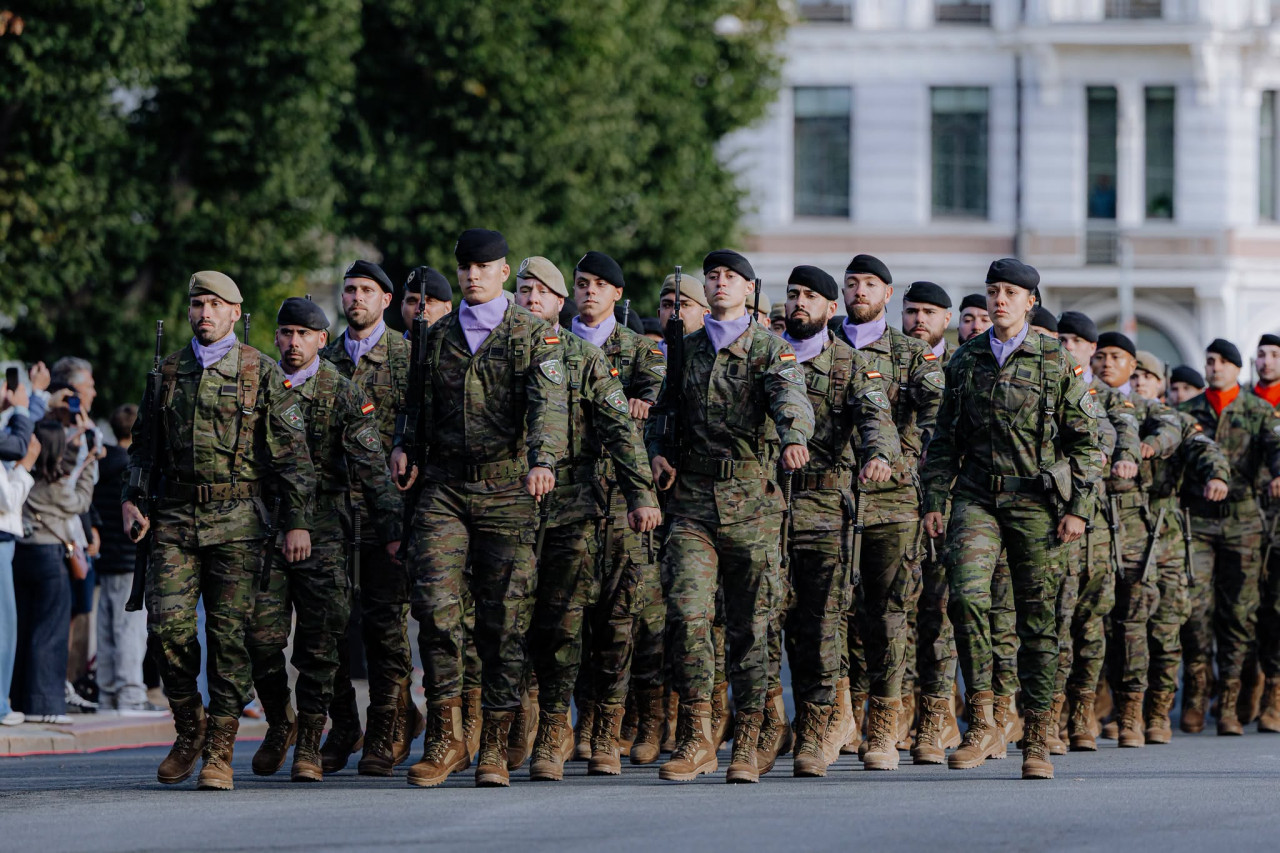 Военный парад и паэлья из армейской кухни: в Риге отметили Национальный день Испании.