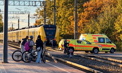 В Саласпилсе поезд сбил человека на закрытом переезде: пострадавший в тяжёлом состоянии.