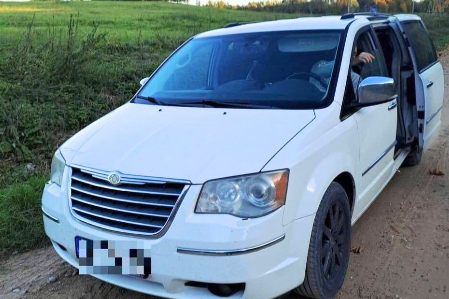 Пять пассажиров без документов и поддельные права: в Краславском крае задержали водителя Chrysler.