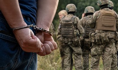 Пролом в ограде и брошенный автомобиль: двух граждан Латвии задержали на военной базе в Великобритании.