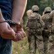 Пролом в ограде и брошенный автомобиль: двух граждан Латвии задержали на военной базе в Великобритании.