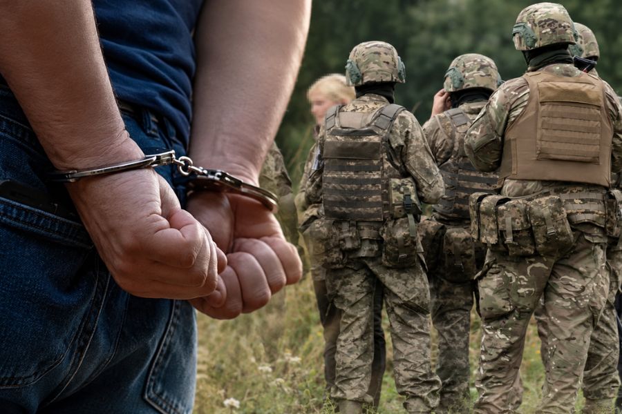 Пролом в ограде и брошенный автомобиль: двух граждан Латвии задержали на военной базе в Великобритании.