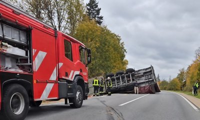 Грузовик на боку, двое в больнице: серьёзное ДТП на дороге Даугавпилс — Резекне.