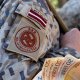 Военным в Латвии повысят зарплаты в два этапа: кто получит больше с 2027 года.