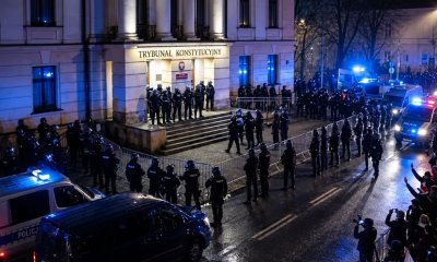 Политический кризис в Польше: протесты у Конституционного трибунала заставили Навроцкого прервать зарубежную поездку.