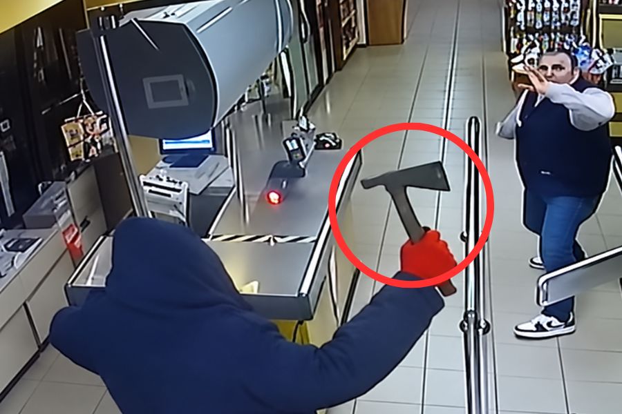 Разгромил кассу и ушёл: мужчина с предметом, похожим на топор, устроил погром в магазине Екабпилса.