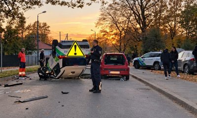 Тройное ДТП в Пардаугаве: полицейский автомобиль оказался на крыше.