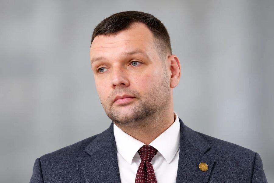 Задержали с 3,09 промилле, но он снова за рулём: почему экс-министр Узулниекс продолжает водить.
