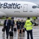 Около 300 сотрудников airBaltic могут потерять работу: профсоюз оспаривает условия сокращений.