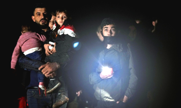 (ФОТО/ВИДЕО) Мигранты пересекают границу с Латвией.